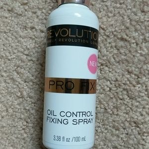 Revolution Pro Fix Oil Control Fixing Spray